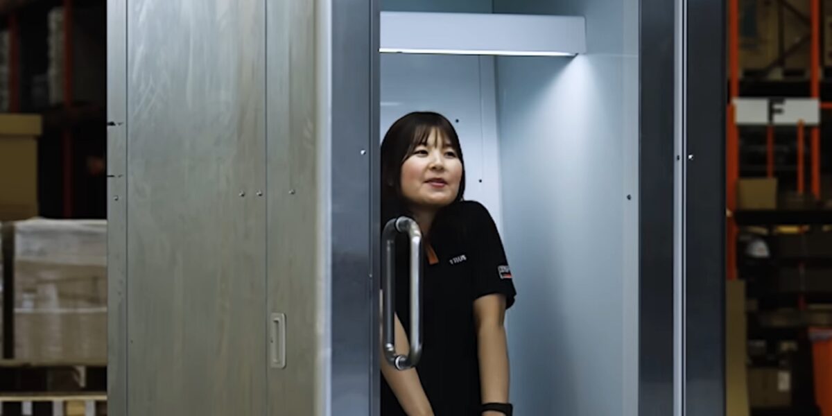 Japan, the human refrigerator arrives: 5 degree cabin for workers - VIDEO