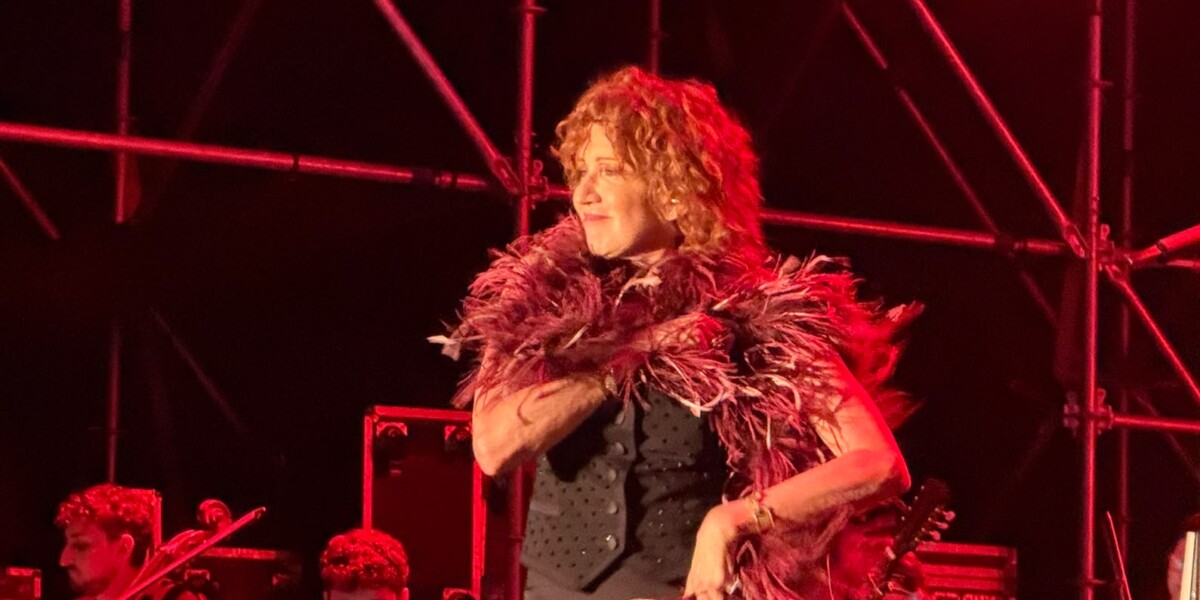 Messina, at the Capo Peloro Arena the great interpretative sensitivity of Fiorella Mannoia for the songs by De Andrè and Fossati