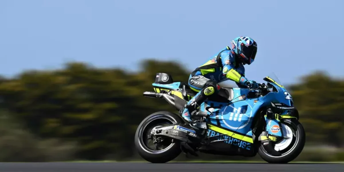 MotoGP, Raul Fernandez triumphs at Silverstone. Martin and Bezzecchi on the podium