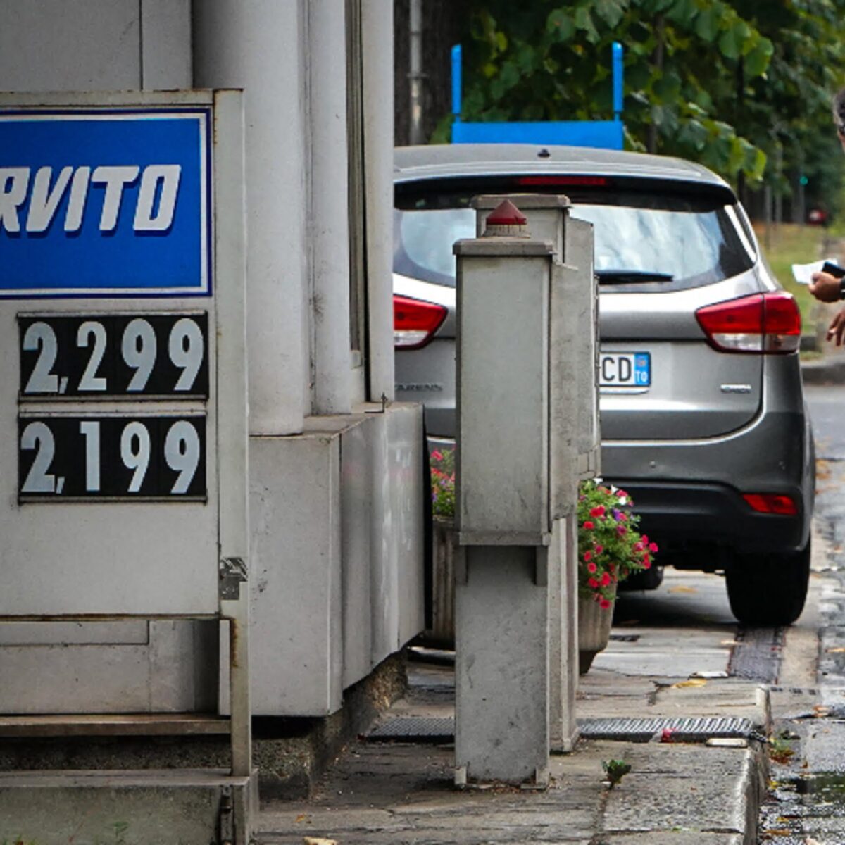 The price of petrol is above 2 euros again at a petrol station in the city centre