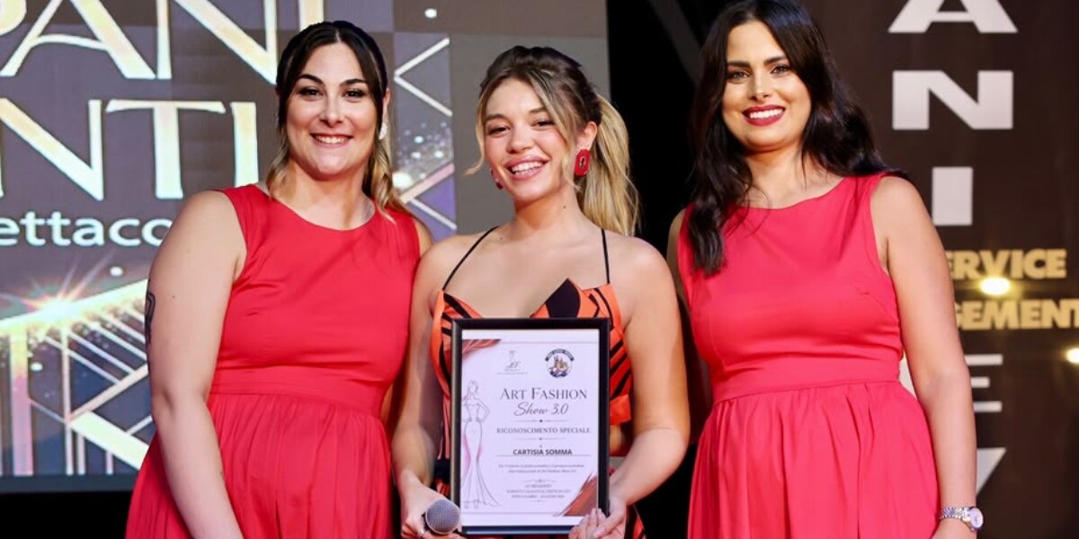 Pizzo applauds Art Fashion Show 3.0: a packed square celebrates fashion, art and talent