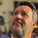 Salvini challenged at the concert for De André: «No one can decide what music I can listen to»