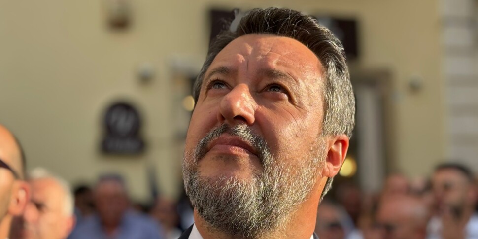 Salvini challenged at the concert for De André: «No one can decide what music I can listen to»