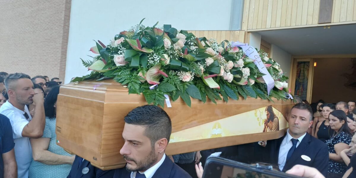 Sibari, emotion and pain for the last farewell to Ornella Forastefano: "There was so much goodness in her"