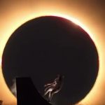 Solar eclipse, skater Danny León jumps in front of the black Sun: the video is viral