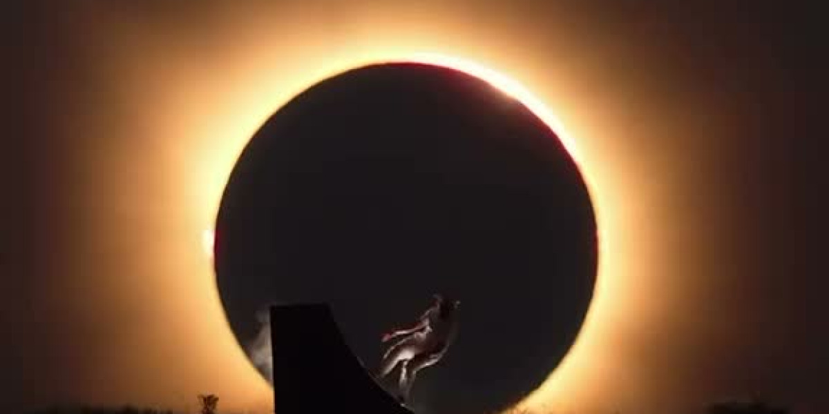 Solar eclipse, skater Danny León jumps in front of the black Sun: the video is viral