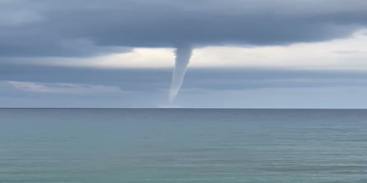 Spectacular waterspout seen from Pizzo. In the next few hours the weather will worsen with rain and thunderstorms VIDEO