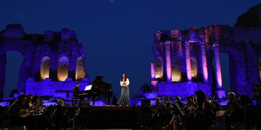 Taormina Arte, success at dawn for “Wake up the day”: Ambra Angiolini enchants the Teatro Antico PHOTO