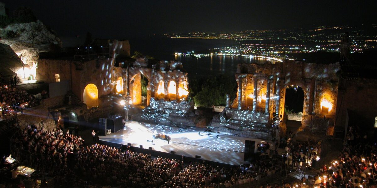 Taormina celebrates 50 years of theater festival: on 3 September at the Teatro Antico the show-event of the Taormina Arte Foundation