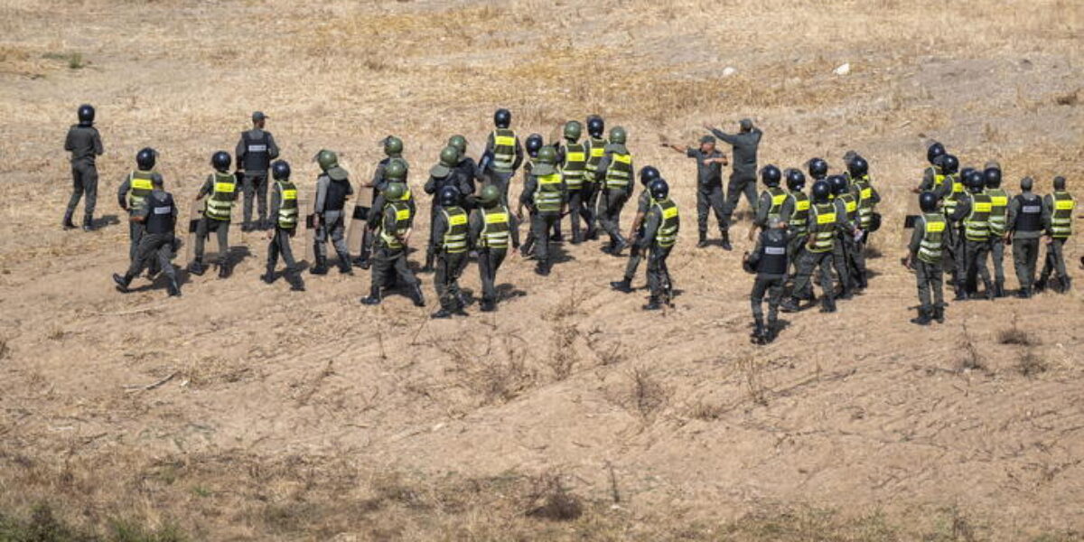 Tension in Fnideq: Moroccan police disperse hundreds of migrants at the border with Ceuta