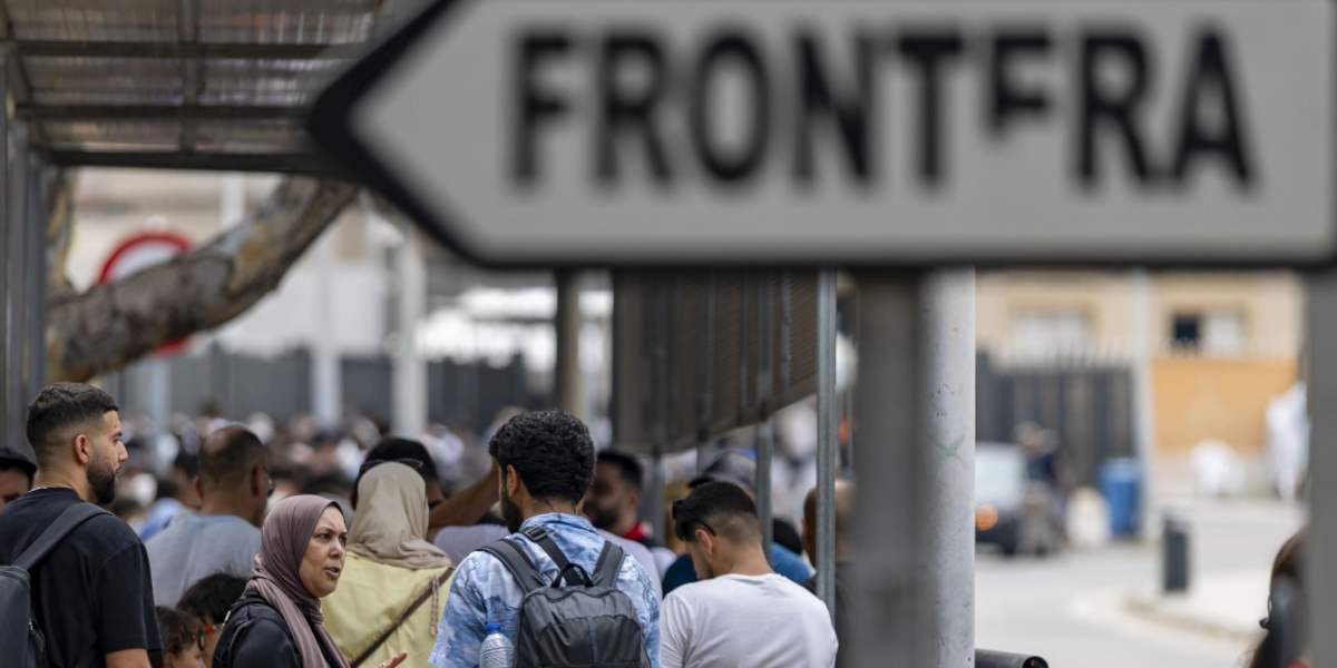 Tension on the border with Ceuta: the maxi-assault foiled, hundreds arrested and Spanish reporters expelled