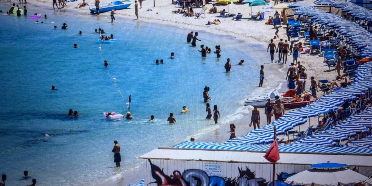 The “El Sombrero” case on the beach of Soverato: «Stop social trials»