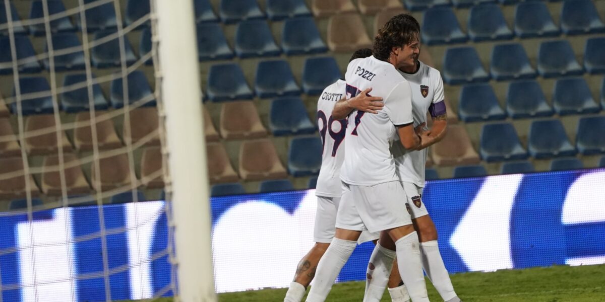 The derby belongs to Cosenza: Achour and Pozzi defeat Crotone at the "Scida". Wolves ahead in the Italian Cup