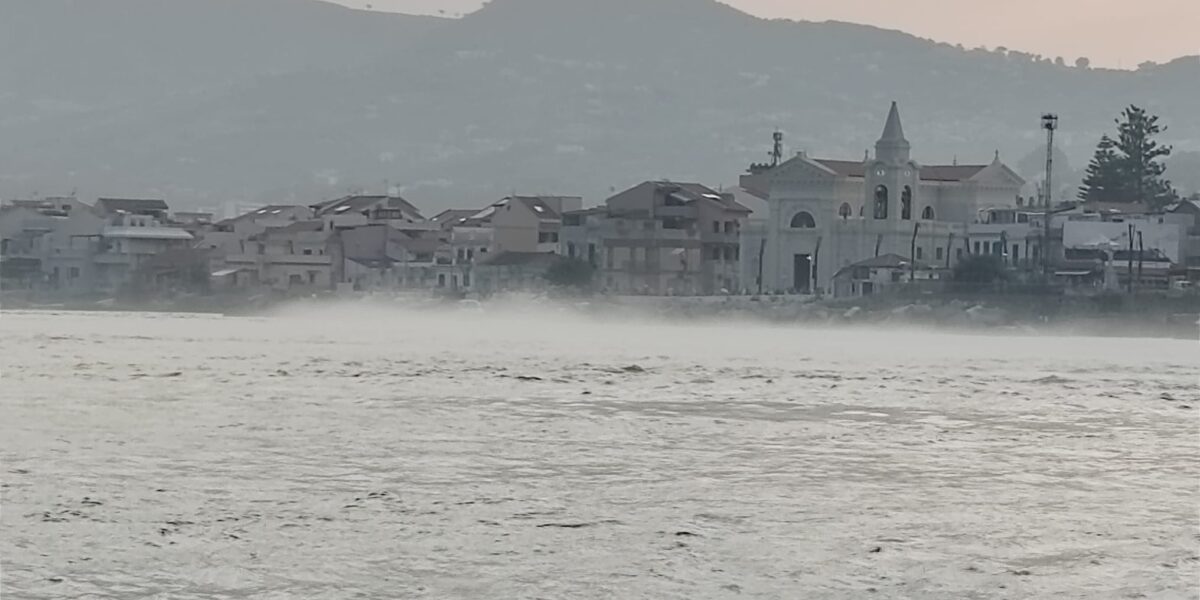 The sea she-wolf at Torre Faro, a minute of fog on the Strait surprises the swimmers of Capo Peloro
