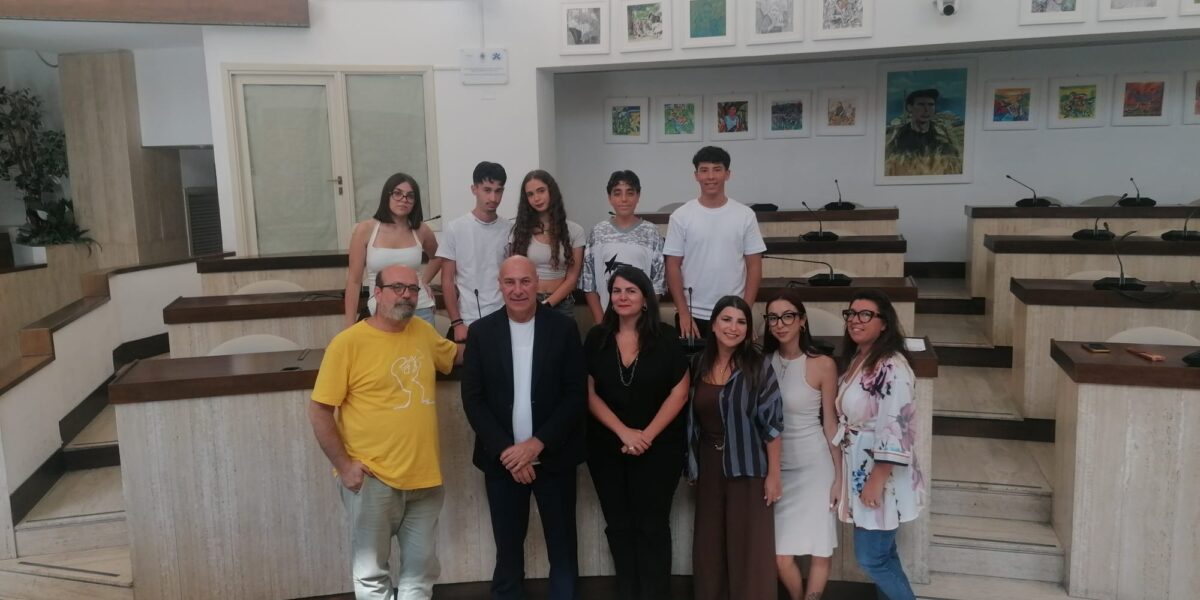 Crotone, young ideas that become reality: the mayor Vincenzo Voce meets the kids of "DesTeenAzione"