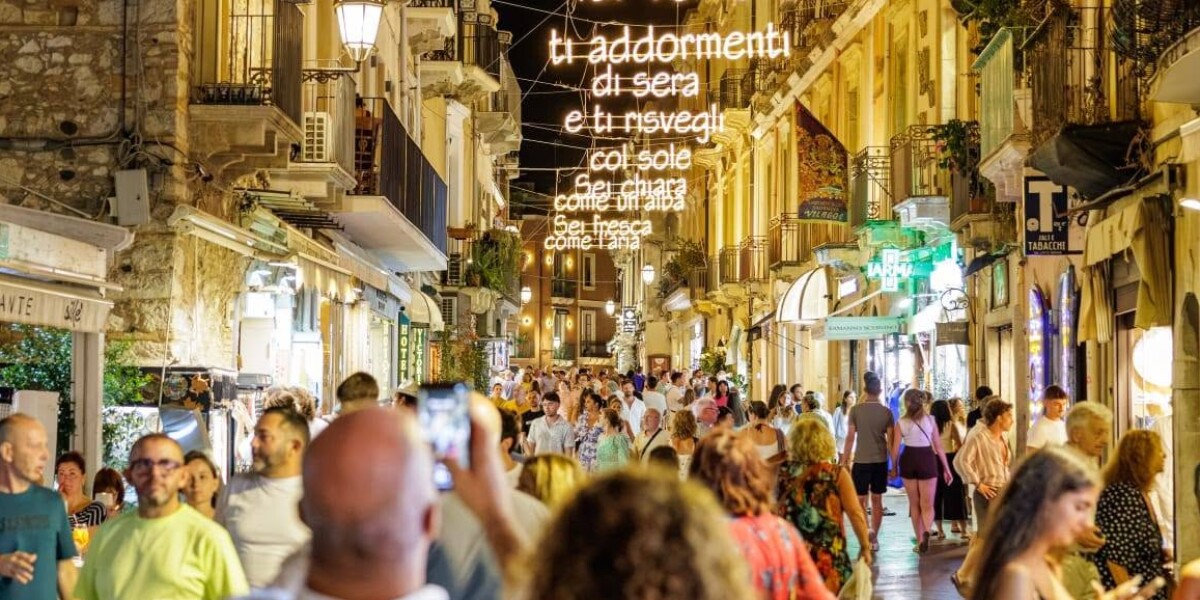 Taormina Music Awards, special lights installed with the verses of Vasco Rossi's songs