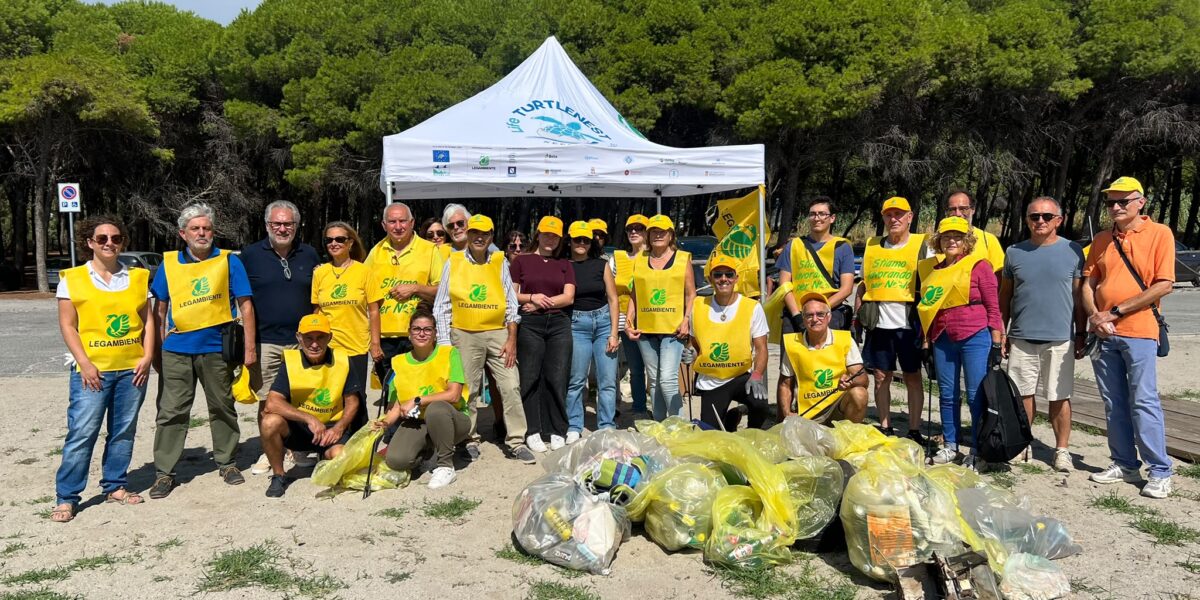 “Let's clean up the world”, in Catanzaro over 100 kilos of waste collected on a stretch of free beach in the Giovino area