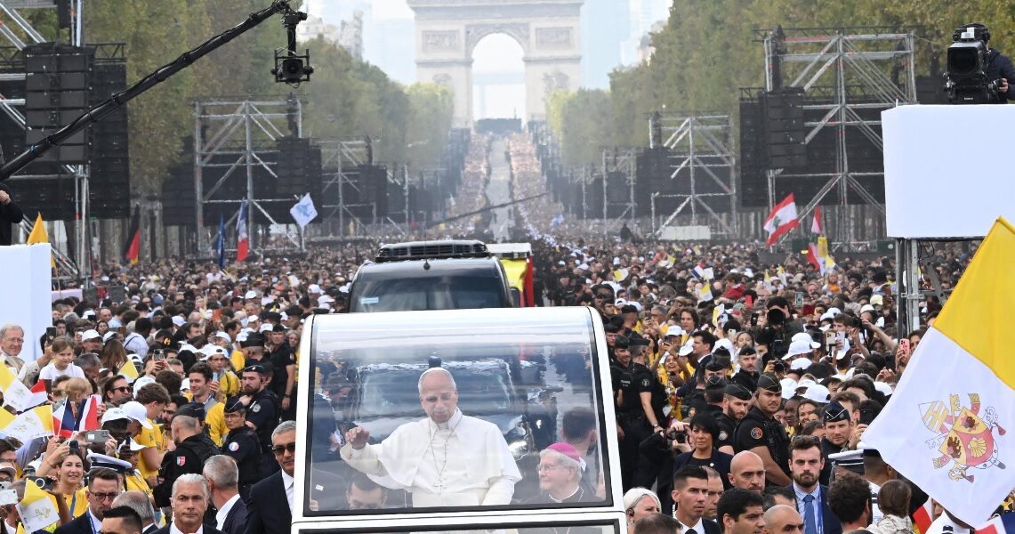 Leone star on the Champs-Elysees, 800 thousand at mass. The Pope encourages French Catholics: "Do not hide, renew the nation"