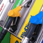 Dear fuel, price cap also from Q8. Meloni: "Signal of attention to Italian families"