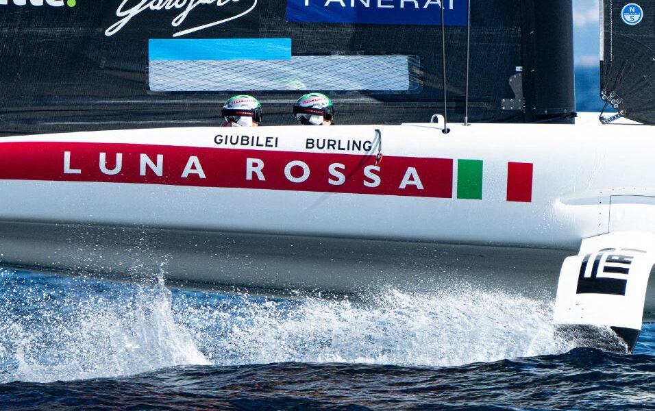 America's Cup, Luna Rossa beats New Zealand and wins the preliminary regatta in Naples