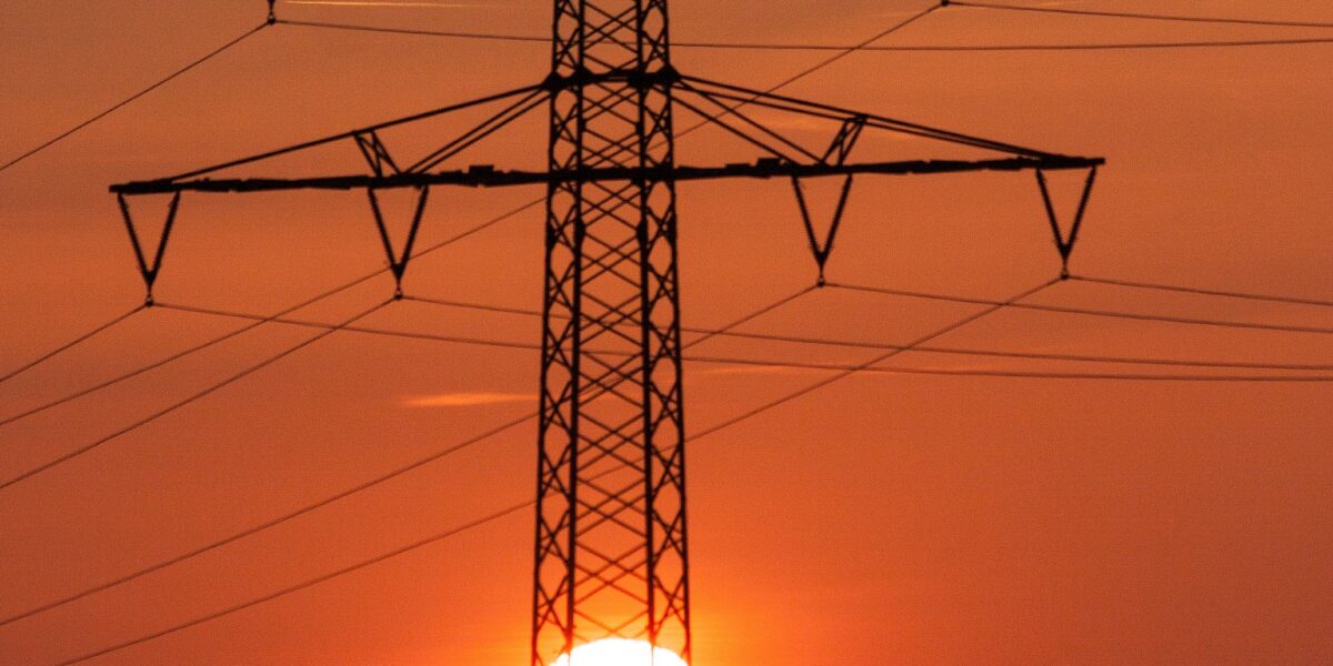 Bills, 30% discount on electricity and gas from Eni. Enel responds: «Electricity 50% below the wholesale price»