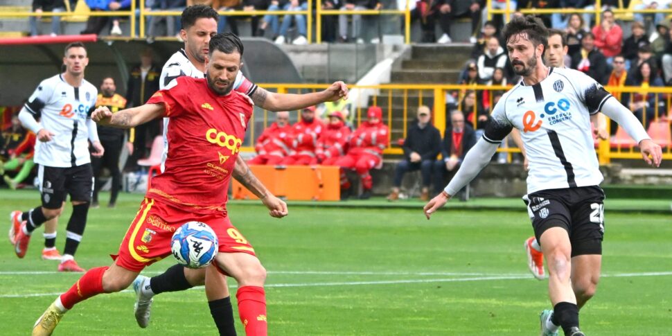 Catanzaro plays and wastes, Sudtirol thanks them and gives the Giallorossi their third knockout in a row (2-0)