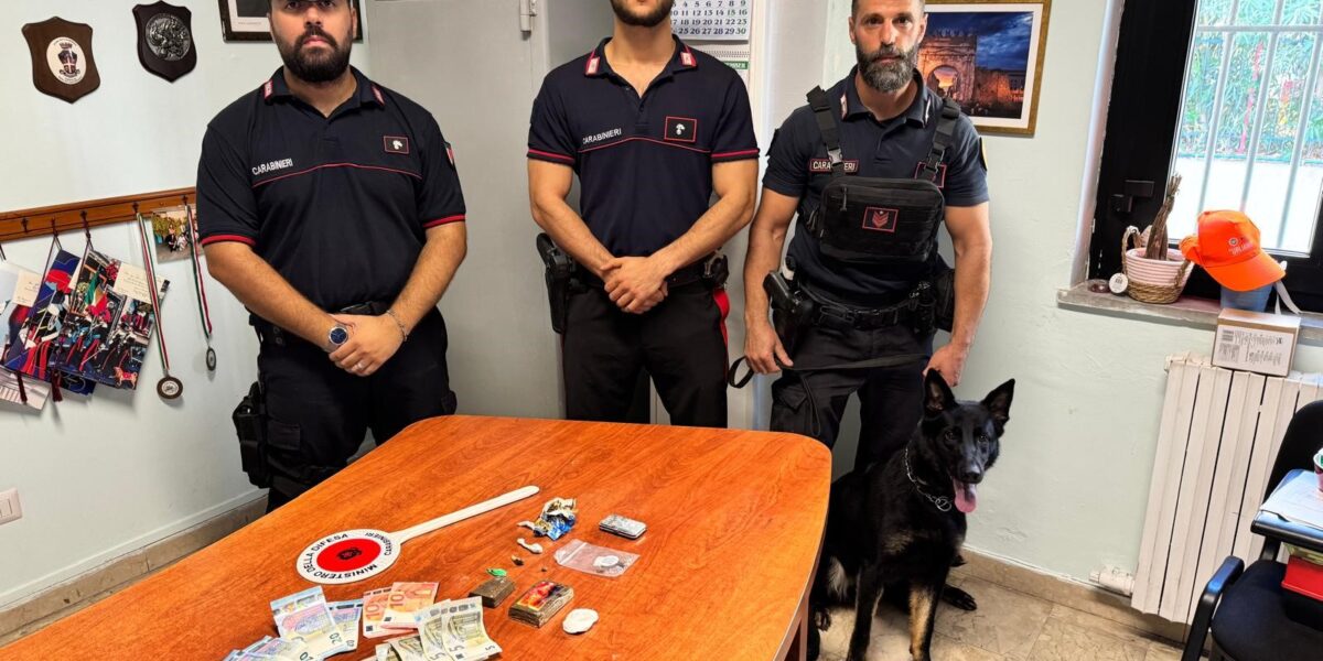 Checks in Isola Capo Rizzuto: 18 year old arrested for drug dealing and 22 year old reported after a chase