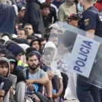 Clashes between migrants in Ceuta, police shoot in the air to disperse the crowd