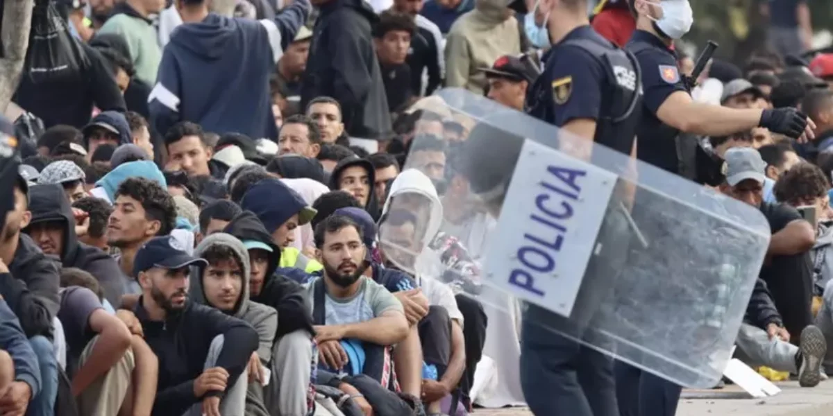 Clashes between migrants in Ceuta, police shoot in the air to disperse the crowd
