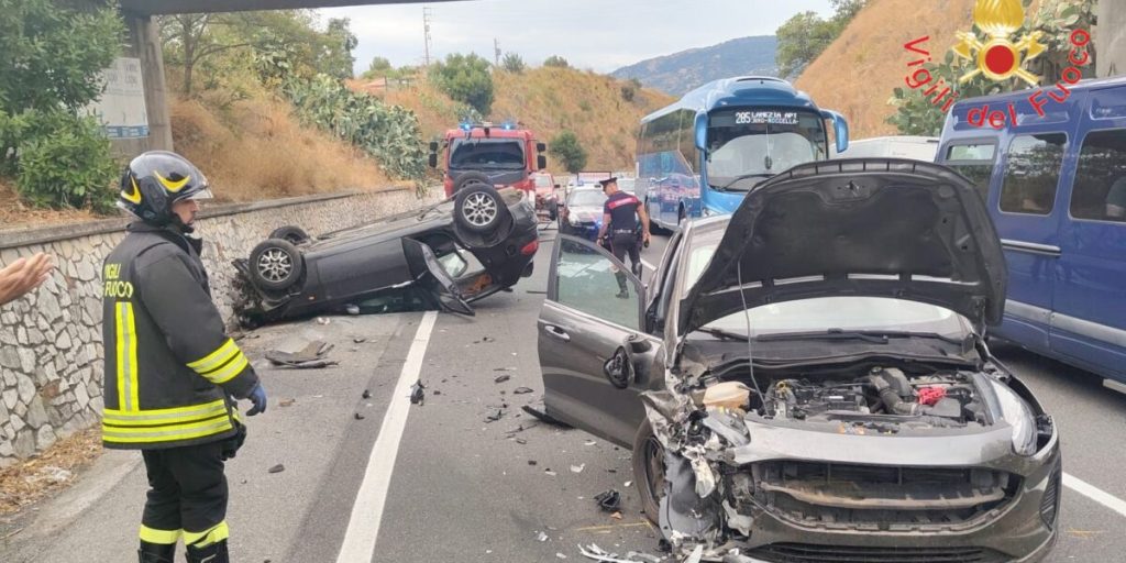 Collision between two cars on State Road 106 in Pietragrande di Stalettì: one car overturned and four people in hospital