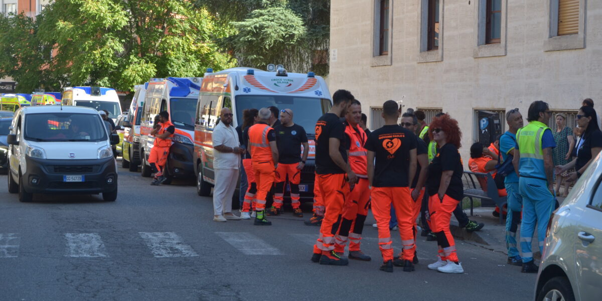 Cosenza, ambulances and medical vehicles protest in front of the ASP: "This way 118 risks going haywire"