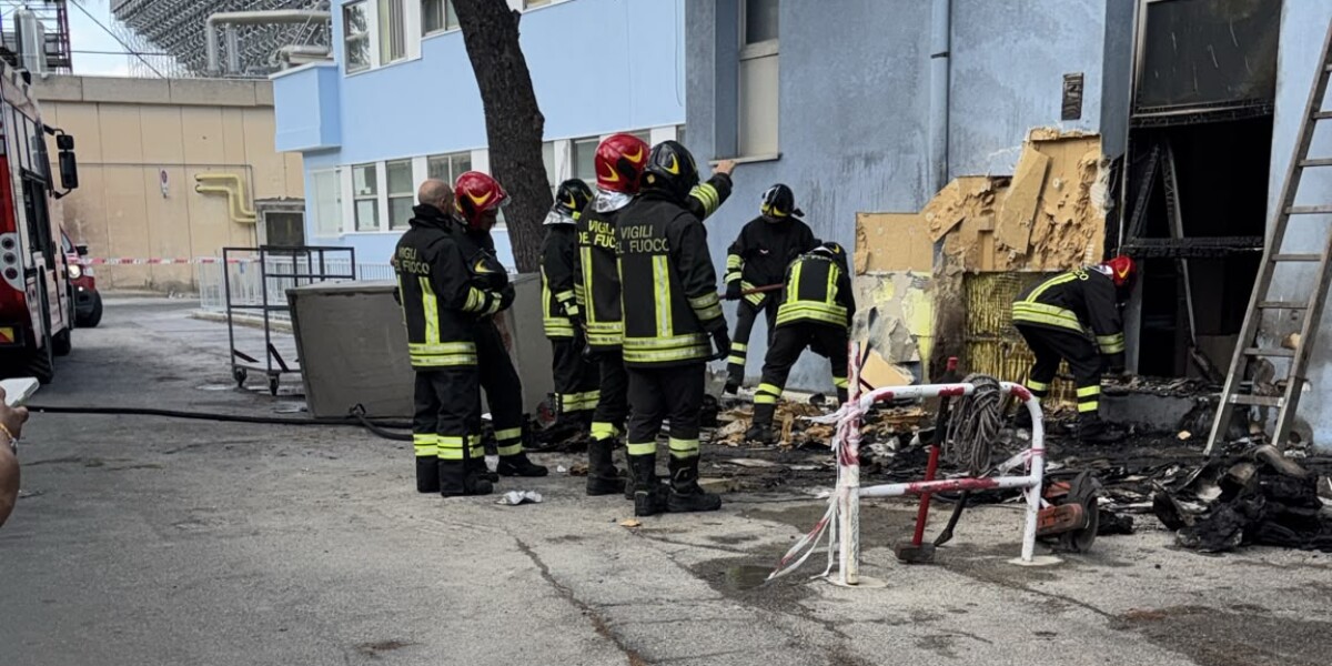 Crotone Hospital, the beginning of a fire in the square of the former analysis laboratory was quelled in the bud