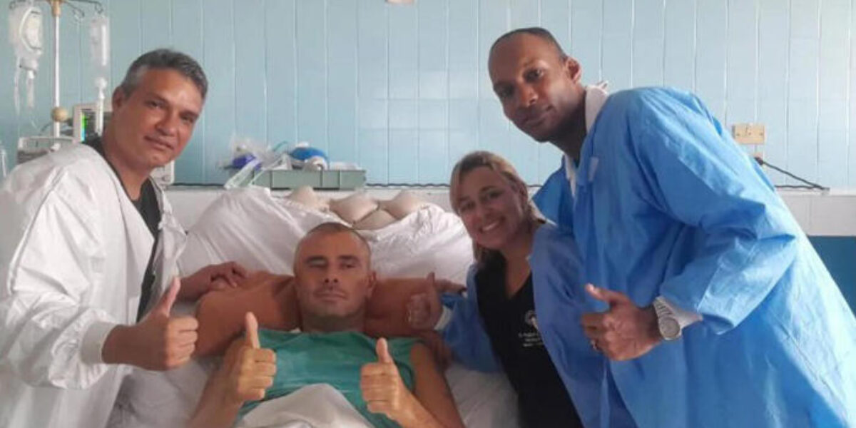 Di Battista posts a photo with the doctors of Cuba: "There a people strangled by the USA"