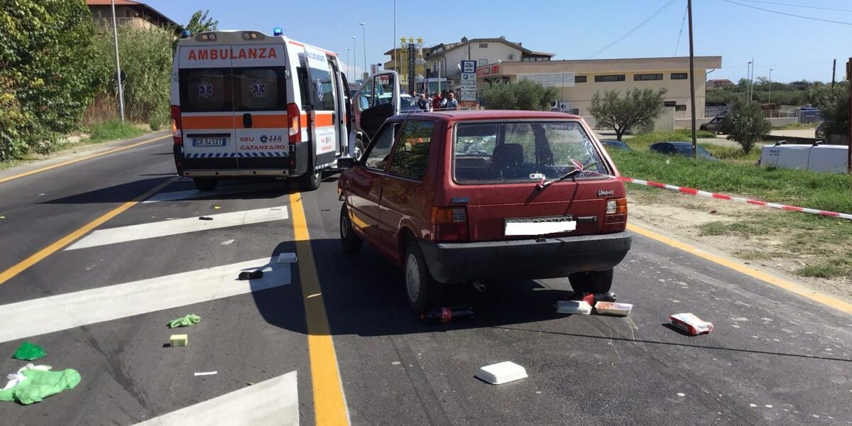 Dramatic accident on the SS 106 in Cropani: collision between car and electric bike, one person dead PHOTO