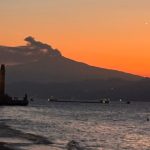 Etna erupting seen from Reggio Calabria: the shot from the seafront