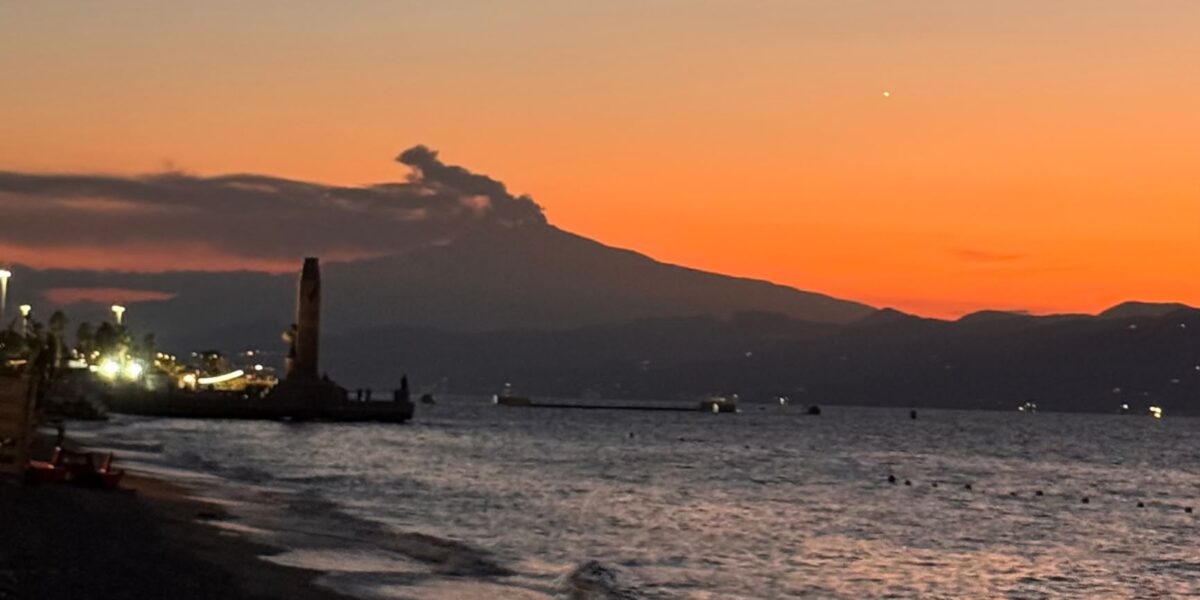 Etna erupting seen from Reggio Calabria: the shot from the seafront
