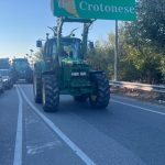 Expensive fuel and agricultural crisis: in Crotone, tractors on the road at the Passovecchio roundabout, severe disruption to traffic PHOTO