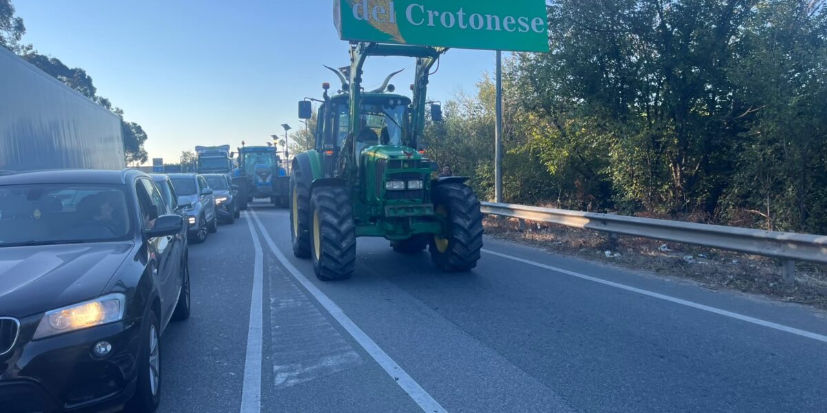 Expensive fuel and agricultural crisis: in Crotone, tractors on the road at the Passovecchio roundabout, severe disruption to traffic PHOTO