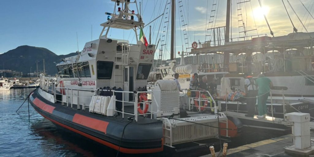 Falls on the catamaran, rescue is called: 67-year-old transferred from the Coast Guard to Lipari