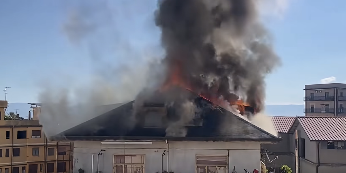 Fire and fear in the morning in Palmi, house on fire in the Trodio area: two elderly people rescued