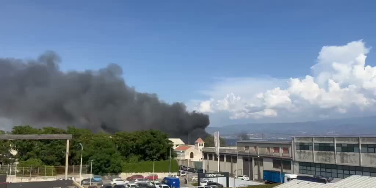 Fire in Messina, flames and smoke in the Gazzi area. Interrupted rail links VIDEO