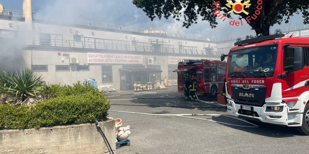 Fire in a commercial business in Catanzaro, the shop evacuated