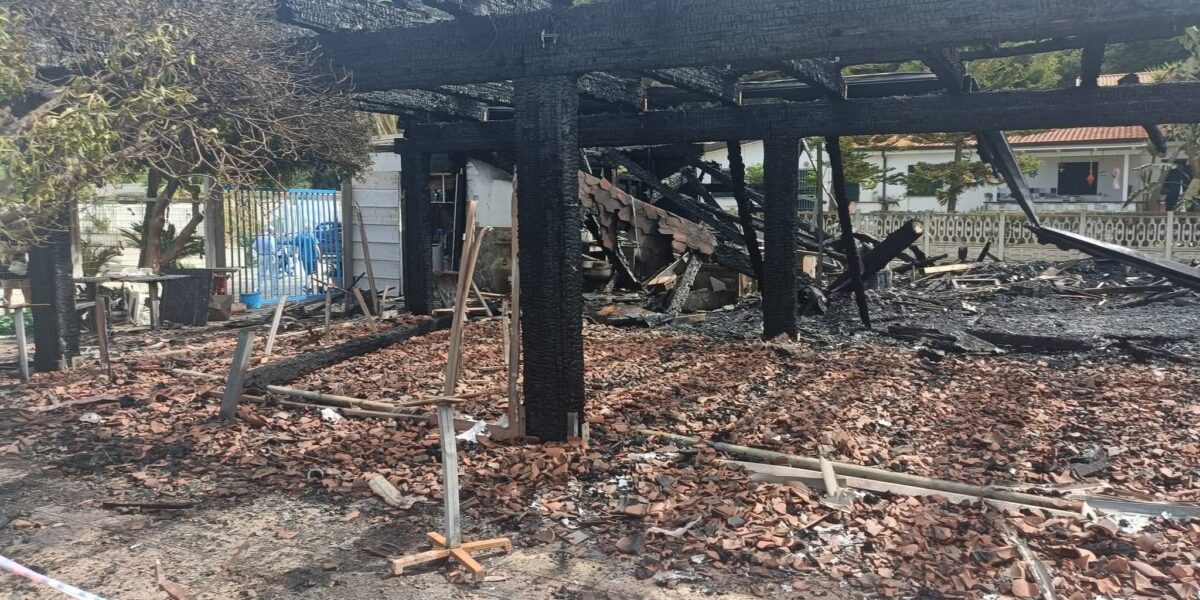 Flames destroy the Acqua Azzurra lido in Pizzo: firefighters working until dawn PHOTO