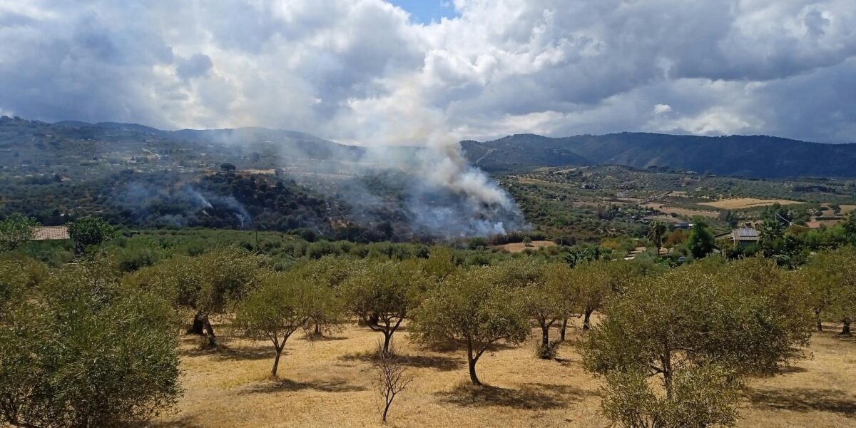 Furnari, fire in the Tremola district: the helicopter also intervenes to put out the latest outbreaks