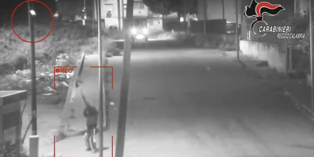 Gunshots in the Arghillà neighborhood of Reggio, the investigation expands: twelve suspects and hunt for accomplices