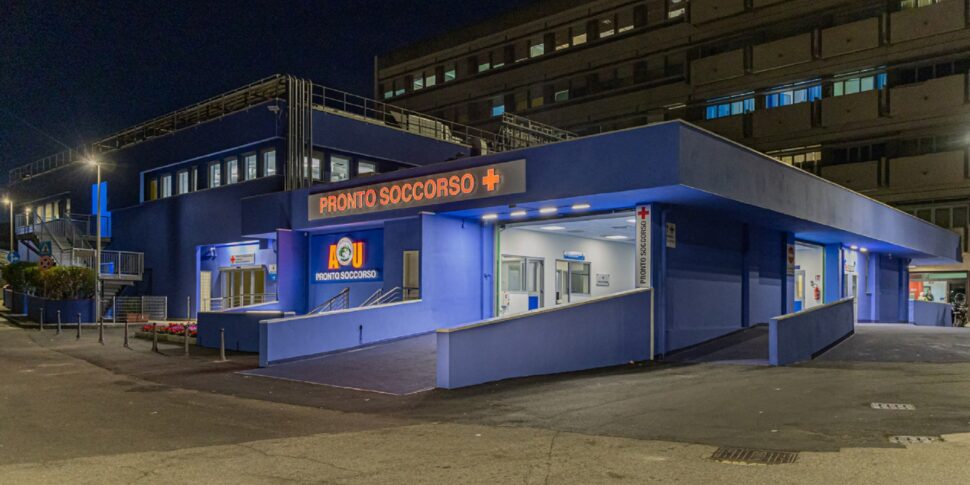 He arrives at the Messina Polyclinic with acid burns: investigations underway into the victim's version
