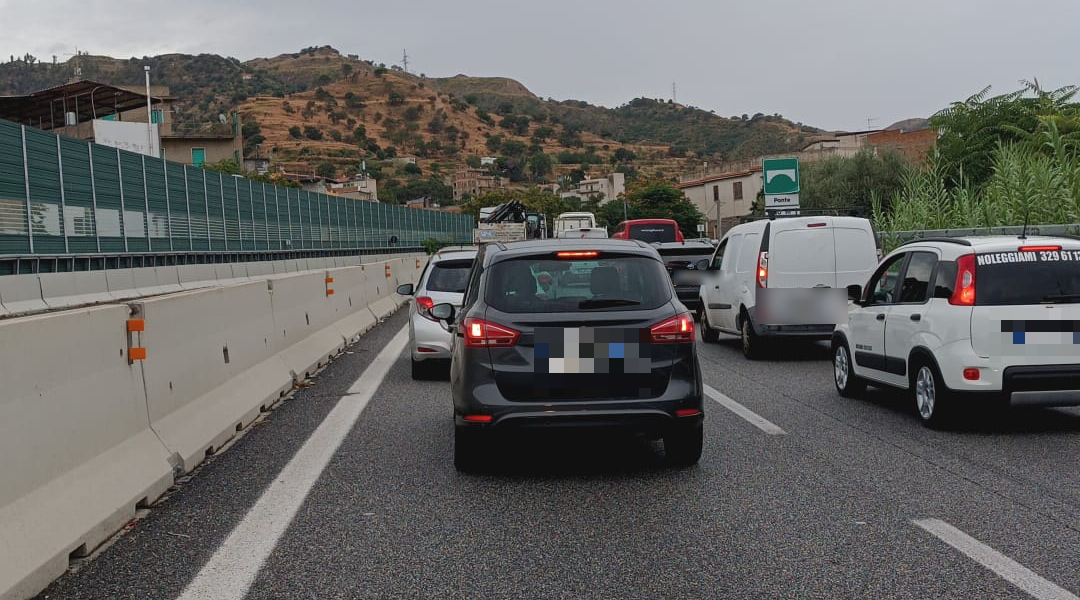 Massive collision on the A2 in Reggio, involving 15 vehicles: two injured and traffic congested for hours