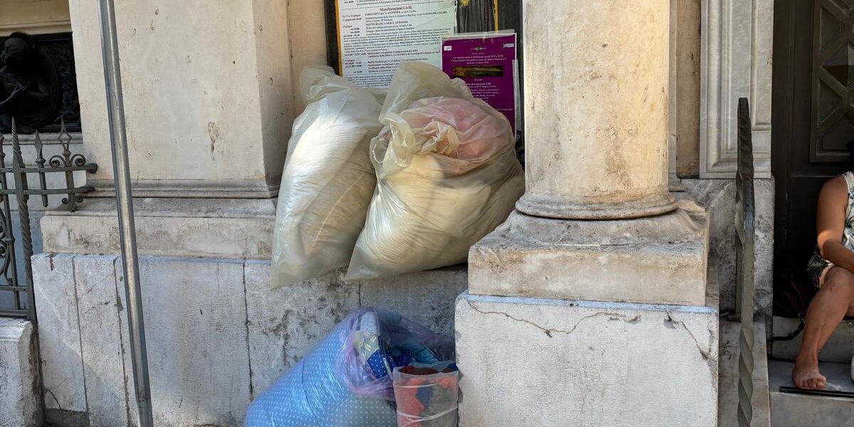 Messina, bags abandoned in front of the Basilica of Sant'Antonio. The rector's appeal: "Charity is not done like this"