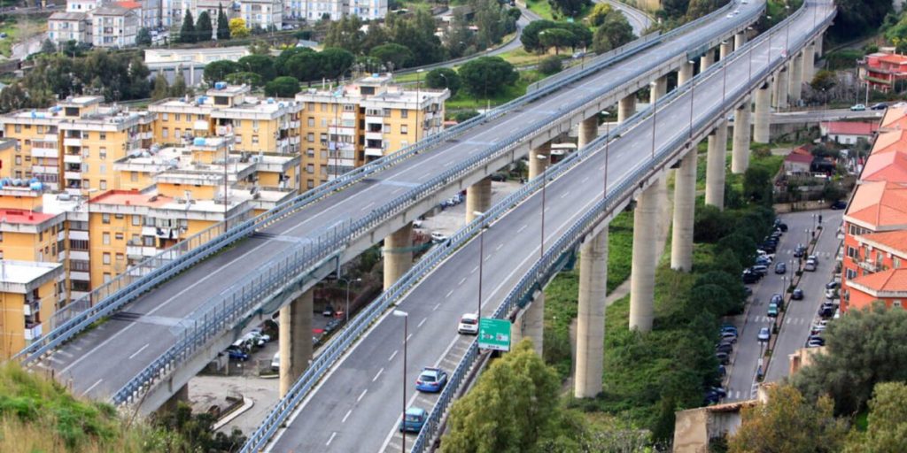 Messina, hits a worker on the motorway and doesn't stop: "I wasn't sure it was a person"