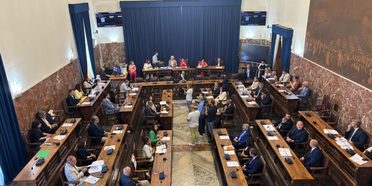 Messina, mayor's report and Social City: rags fly at Palazzo Zanca